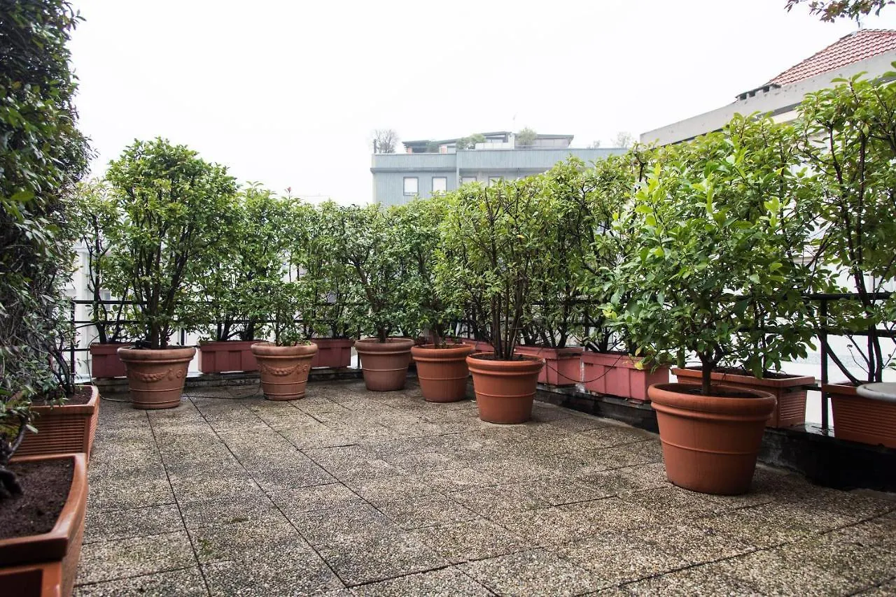 Terrace Garden View Apartment Near Metro Stop Milano